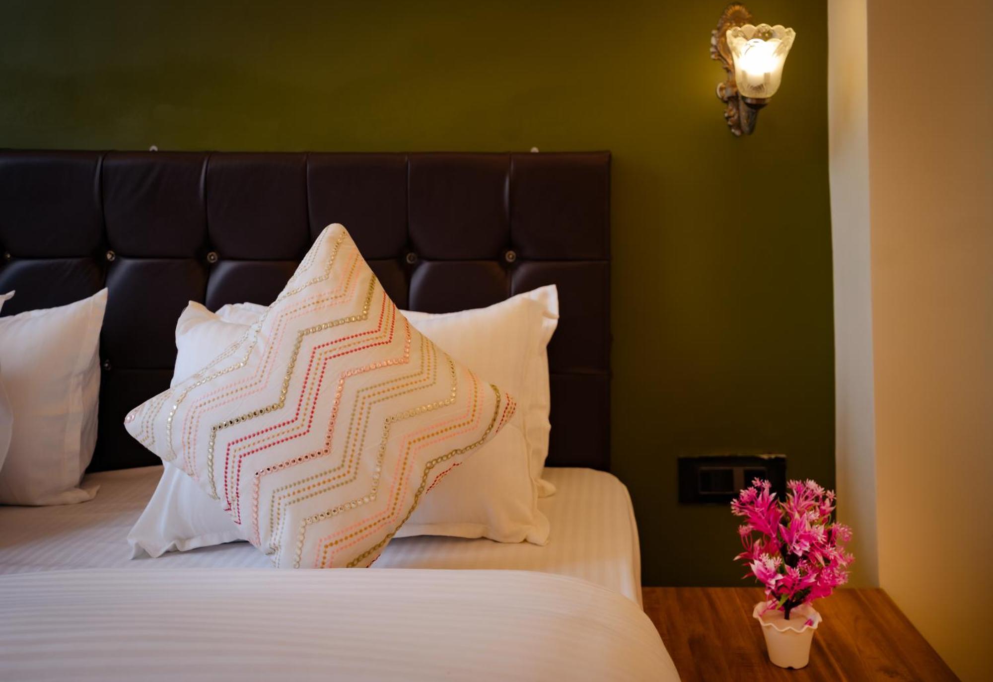 Tripli Hotels Silver Shine Варанасі Екстер'єр фото
