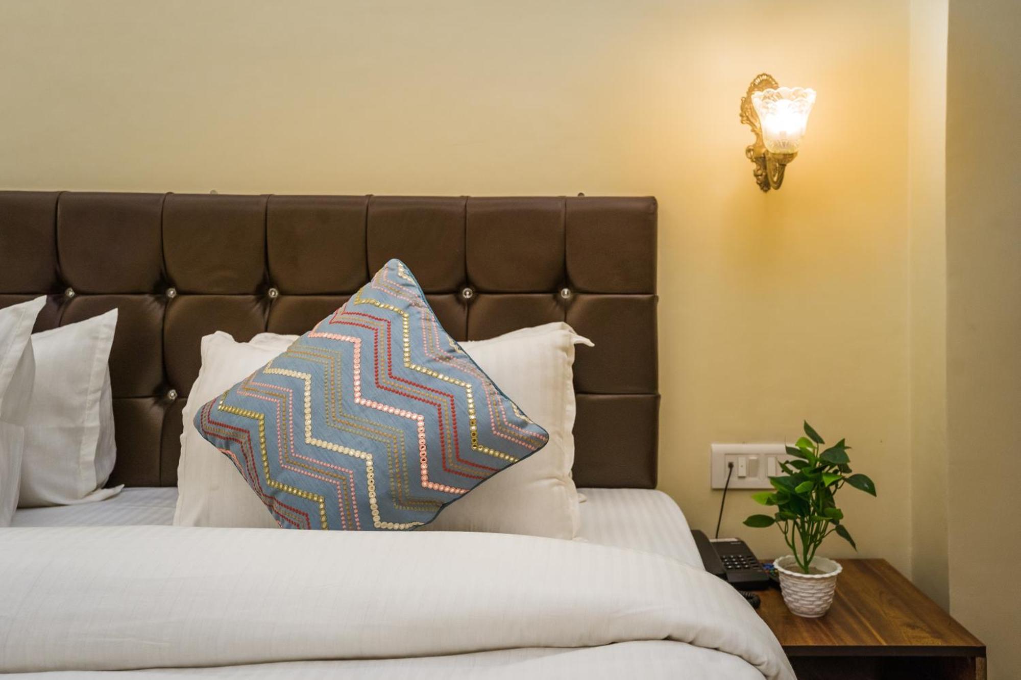 Tripli Hotels Silver Shine Варанасі Екстер'єр фото