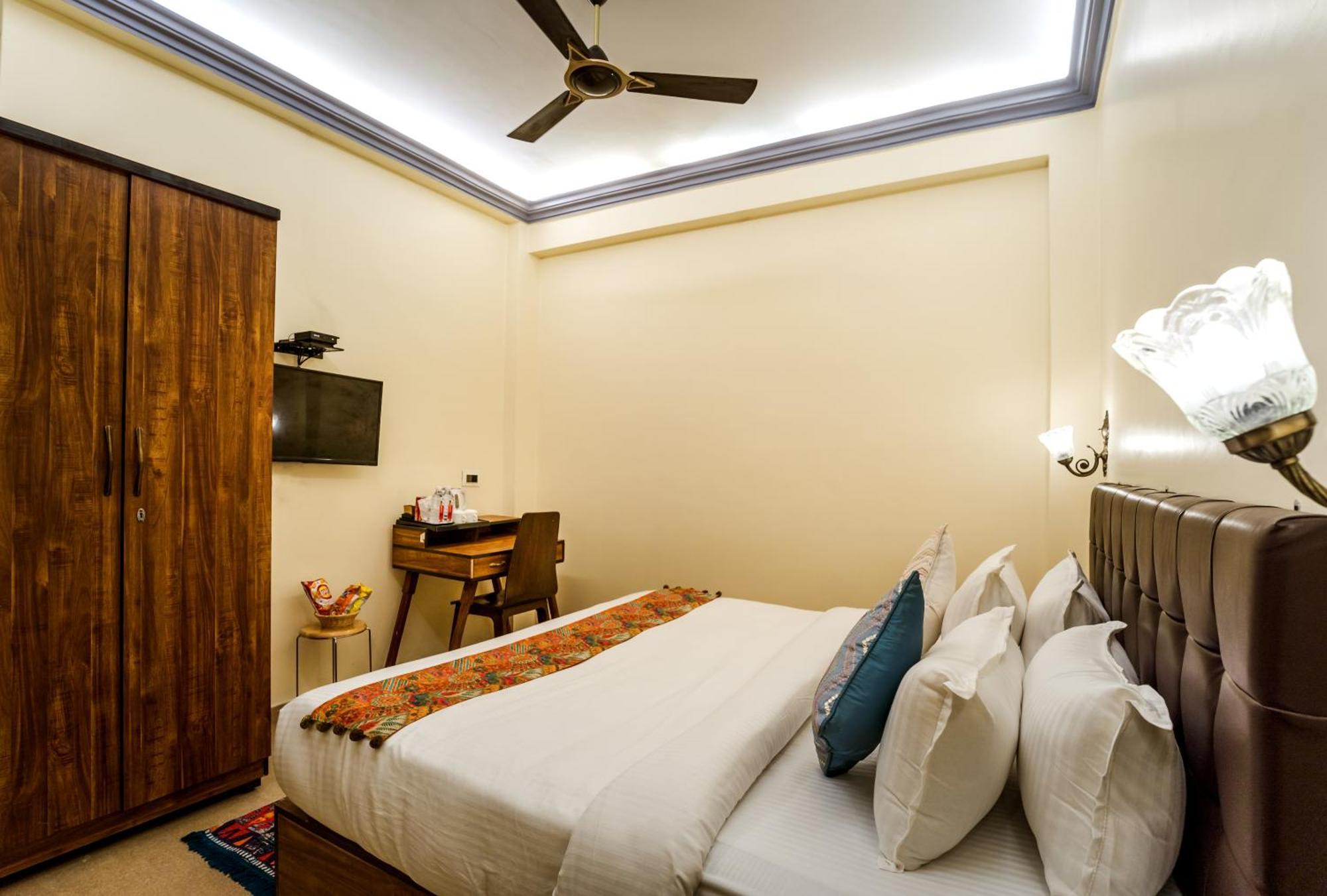 Tripli Hotels Silver Shine Варанасі Екстер'єр фото